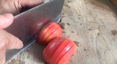 番茄洗净切去蒂部，再切成片