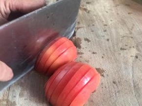 番茄洗净切去蒂部，再切成片