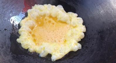 油温7成热时倒入蛋液