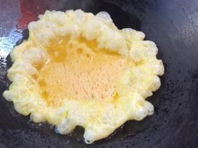 油温7成热时倒入蛋液