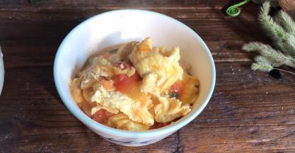 把煮好的番茄鸡蛋倒在面条上面