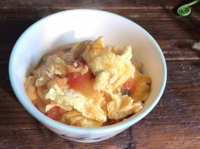 把煮好的番茄鸡蛋倒在面条上面