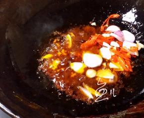 放入洋葱片，大蒜碎和辣椒碎