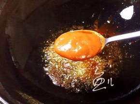 放入烤肉酱