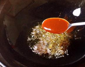 油锅烧热，放入蒜蓉辣酱