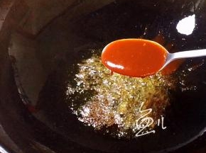 油锅烧热，放入蒜蓉辣酱