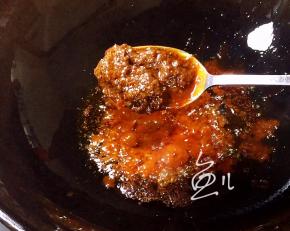 放入麻辣香锅酱料