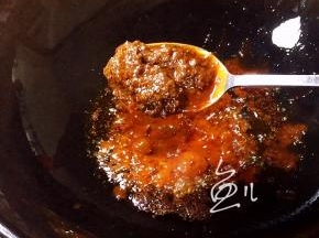放入麻辣香锅酱料