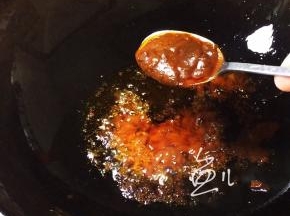 放入黄豆酱