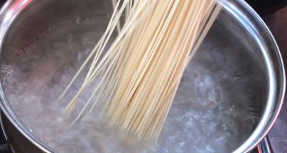 锅中烧开水，放入面条煮熟
