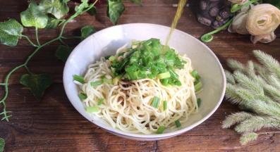 把热油倒入葱花上面