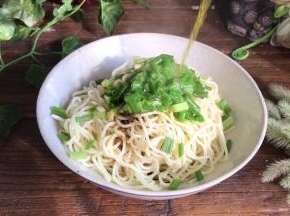 把热油倒入葱花上面