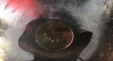 锅中烧油至冒烟