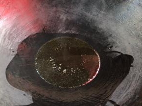 锅中烧油至冒烟