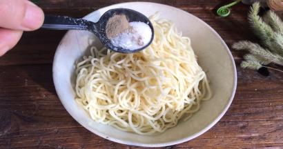 加入盐、胡椒粉、味精