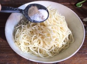 加入盐、胡椒粉、味精