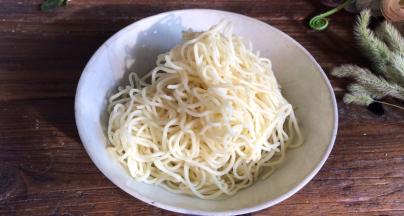 把浸泡的面条捞出，沥干水分后装入碗中