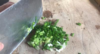 香葱摘洗干净，切成葱花