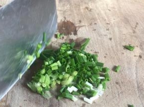 香葱摘洗干净，切成葱花