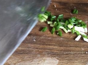 香葱摘洗干净后切成葱花