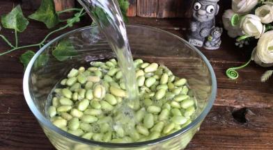 毛豆米清洗干净，沥干水分