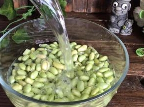 毛豆米清洗干净，沥干水分