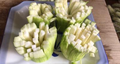 全部切好后，摆入盘中