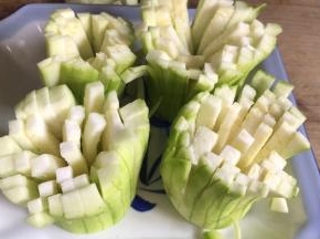 全部切好后，摆入盘中