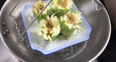 再把丝瓜放入开水锅中，大火蒸3分钟