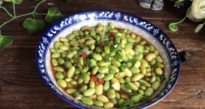 5分钟后取出毛豆米，撒上葱花、淋入香油和生抽