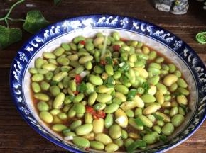 5分钟后取出毛豆米，撒上葱花、淋入香油和生抽