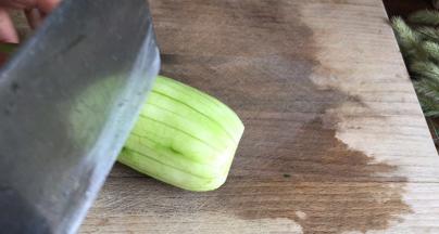 丝瓜去皮洗净后，切成拇指长的段