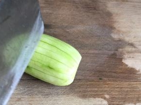 丝瓜去皮洗净后，切成拇指长的段