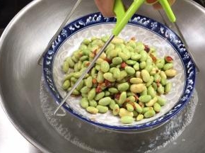 放入开水锅中，大火蒸5分钟