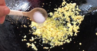 加入胡椒粉和盐，炒匀入味