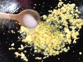 加入胡椒粉和盐，炒匀入味