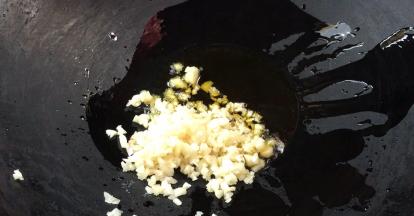 放入蒜末，炒至变色至出香味