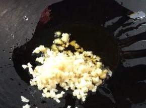 放入蒜末，炒至变色至出香味
