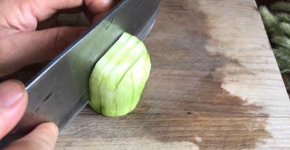 再竖着切成片至，底部三分之一出不切断