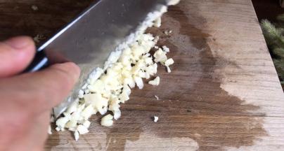 大蒜拍破后去皮，切成蒜末