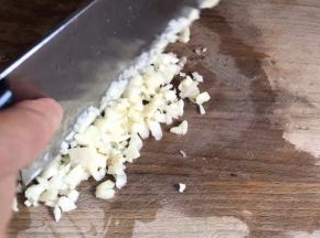 大蒜拍破后去皮，切成蒜末