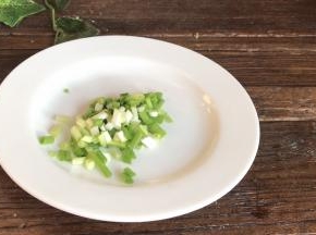 香葱摘洗干净后，切成葱花备用