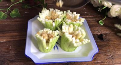 把炒好的蒜蓉均匀的放入丝瓜中