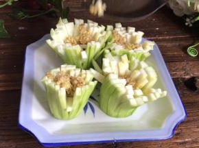 把炒好的蒜蓉均匀的放入丝瓜中