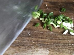 香葱摘洗干净后切成葱花