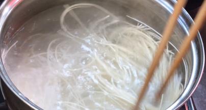 锅中烧开水，放入面条煮熟