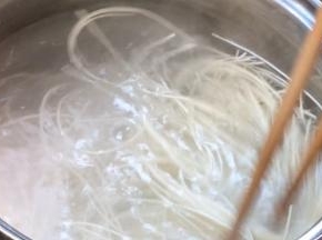锅中烧开水，放入面条煮熟