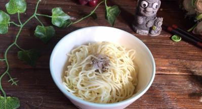 加入胡椒粉、盐、味精