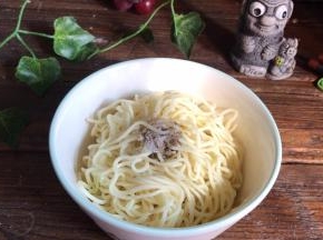 加入胡椒粉、盐、味精