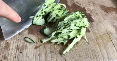 黄瓜洗净后切成丝